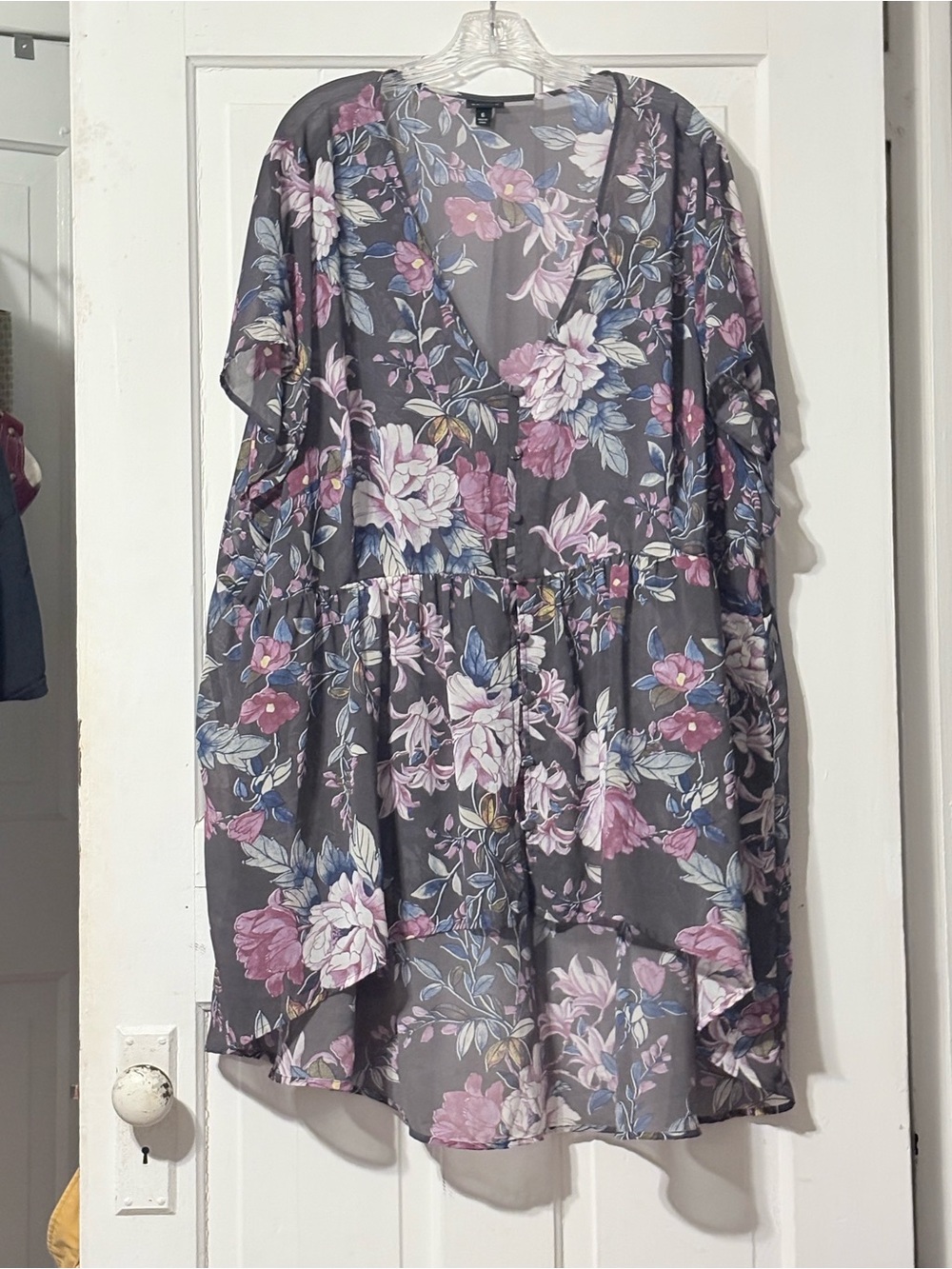 Torrid Grey Floral Sheer Hi-Low Top – Size 6 – Excellent Used Condition
